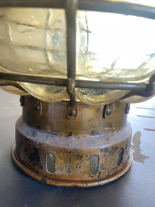 Illustration numéro 2 du produit Lampe ancienne Ankerlift en verre ambré et laiton patiné