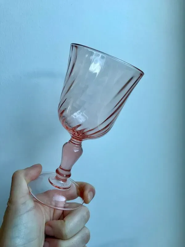 Illustration numéro 2 du produit Lot de 5 verres à vin roses années 50