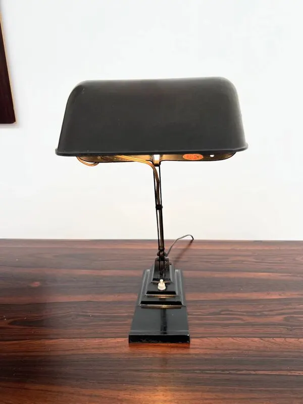 Illustration numéro 2 du produit Lampe de bureau articulée ERPE — Métal noir et bakélite, Belgique, années 30-40
