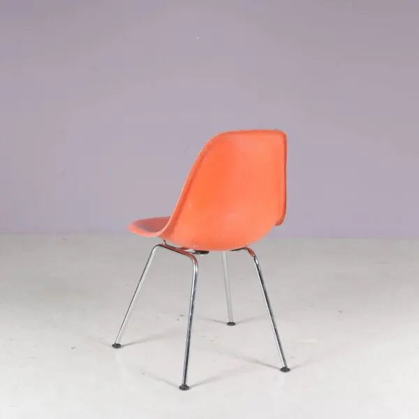 Illustration numéro 2 du produit Chaises de salle à manger des années 1960 en fibre de verre orange / Charles & Ray Eames / Herman Miller, États-Unis