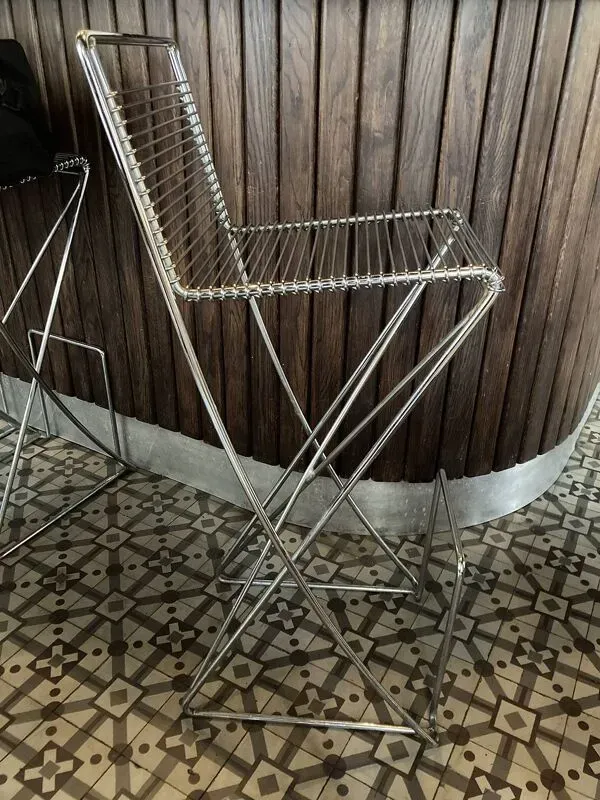 Illustration numéro 2 du produit Tabouret de bar en métal