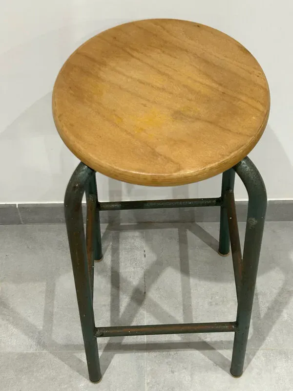 Illustration numéro 2 du produit Tabouret haut industriel bois et fer