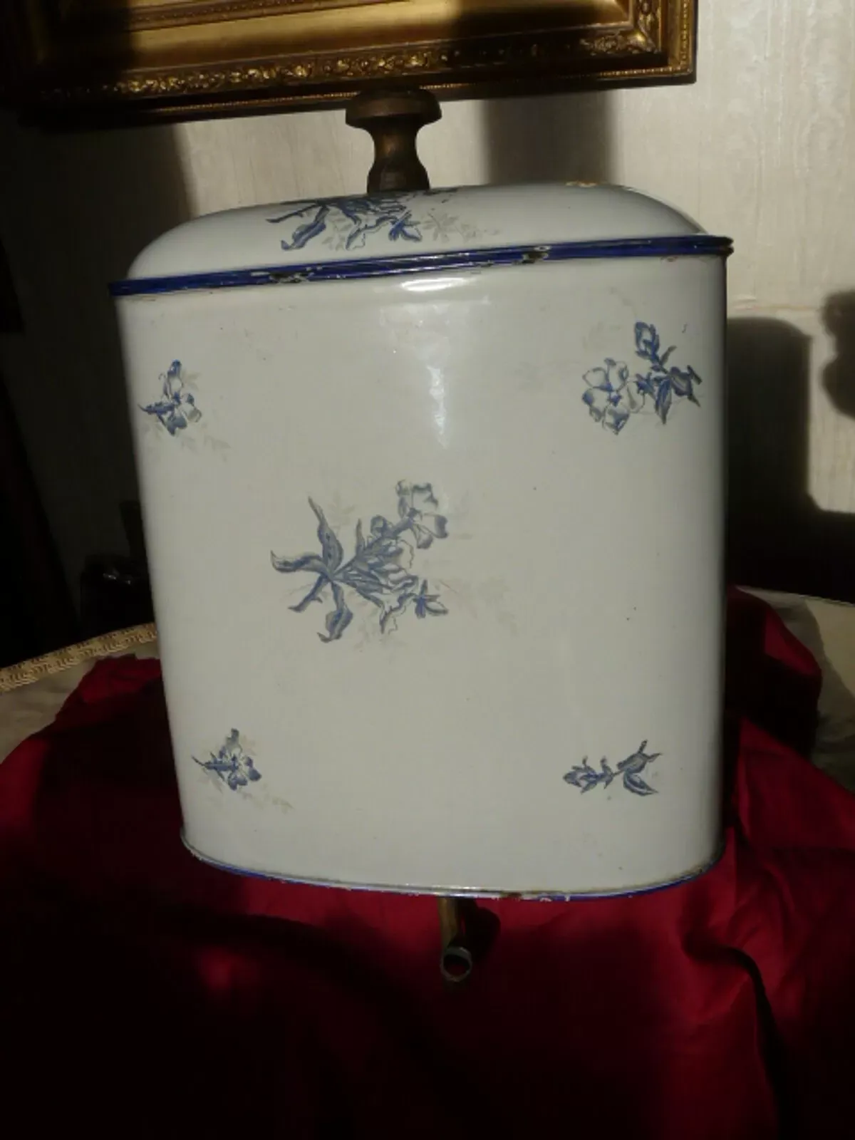 Illustration numéro 2 du produit Fontaine murale en tôle émaillée décor de fleurs bleues sur fond blanc