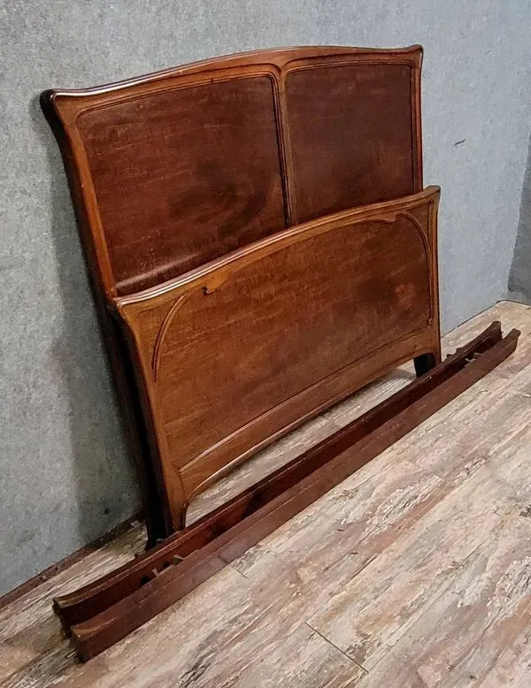 Illustration numéro 2 du produit Ecole de Nancy : Lit époque Art Nouveau, caractérisée par ses lignes courbe