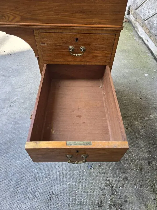 Illustration numéro 2 du produit Bureau Davenport ancien en chêne