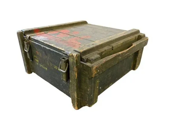 Illustration numéro 2 du produit Caisse industrielle vintage en bois vert / coffre / caisse militaire