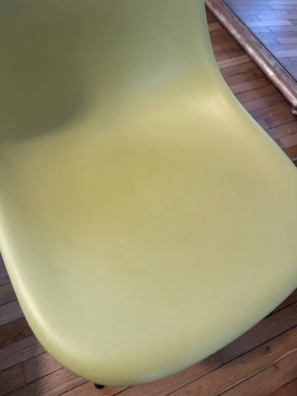 Illustration numéro 2 du produit 2 chaises DSX par Charles & Ray Eames