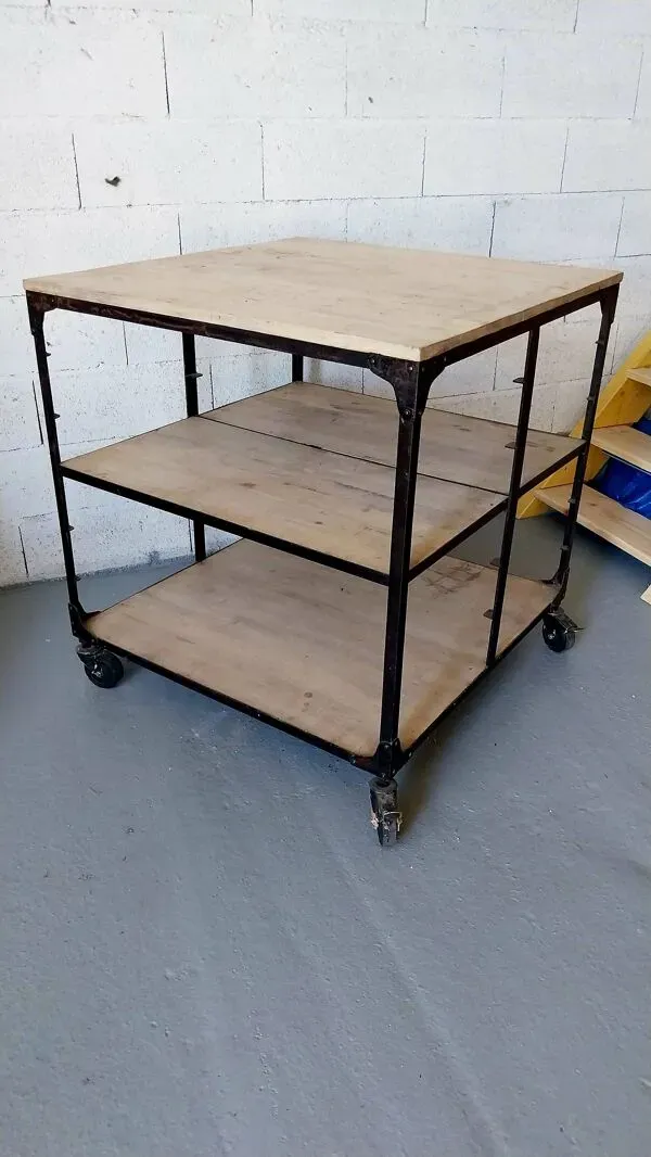 Illustration numéro 2 du produit Grande desserte sur roulettes