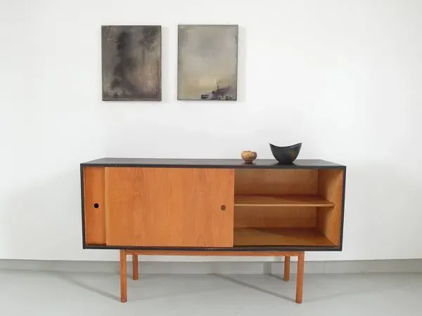Illustration numéro 2 du produit Dutch modernist sideboard