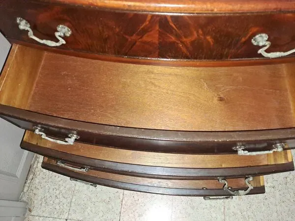 Illustration numéro 2 du produit Comode vernissée à fronton arrondi avec 4 tiroirs de style classique baroque 1880/1900