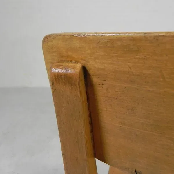 Illustration numéro 2 du produit Chaise haute, chaise pivotante et chaise d'écolier en bois, années 1950