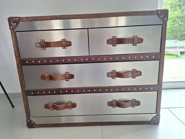 Illustration numéro 2 du produit Commode vintage en cuir et acier Andrew Martin Howard