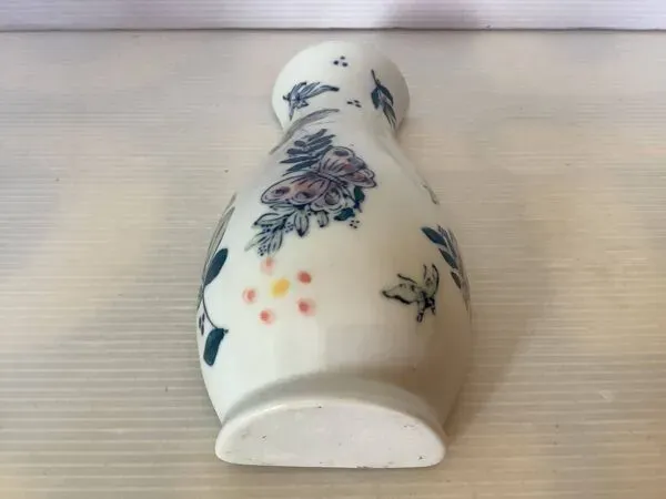 Illustration numéro 2 du produit Vase papillons