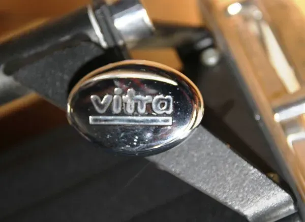 Illustration numéro 2 du produit Fauteuil de bureau EA124, Charles & Ray Eames