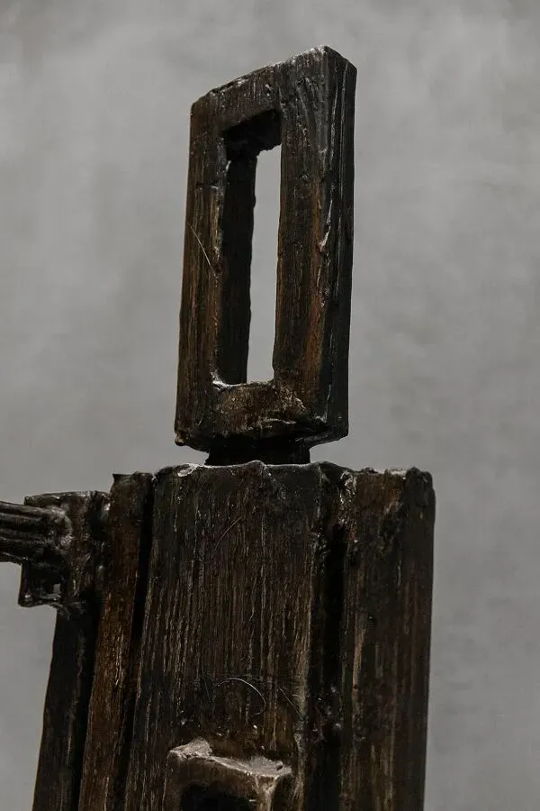 Illustration numéro 2 du produit Porte-manteau design en fer – Pièce unique sculpturale