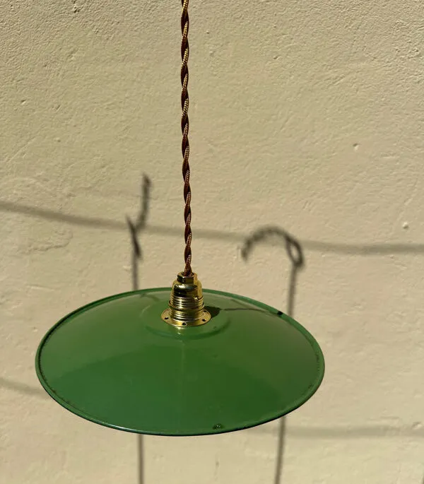 Illustration numéro 2 du produit Trio suspension abat jour vintage tôle émaillée verte et blanche