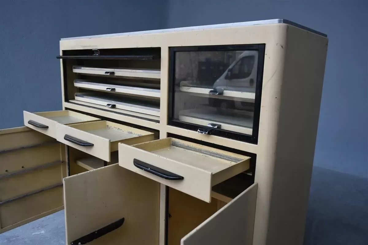 Illustration numéro 2 du produit Meuble de métier en tôle peinte de dentiste 1950