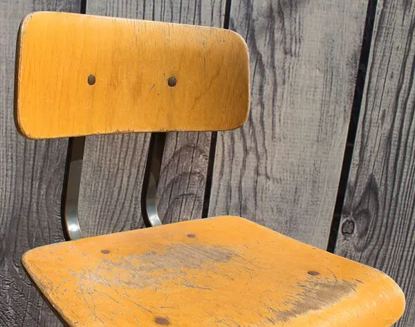 Illustration numéro 2 du produit Chaise d'école metal et bois