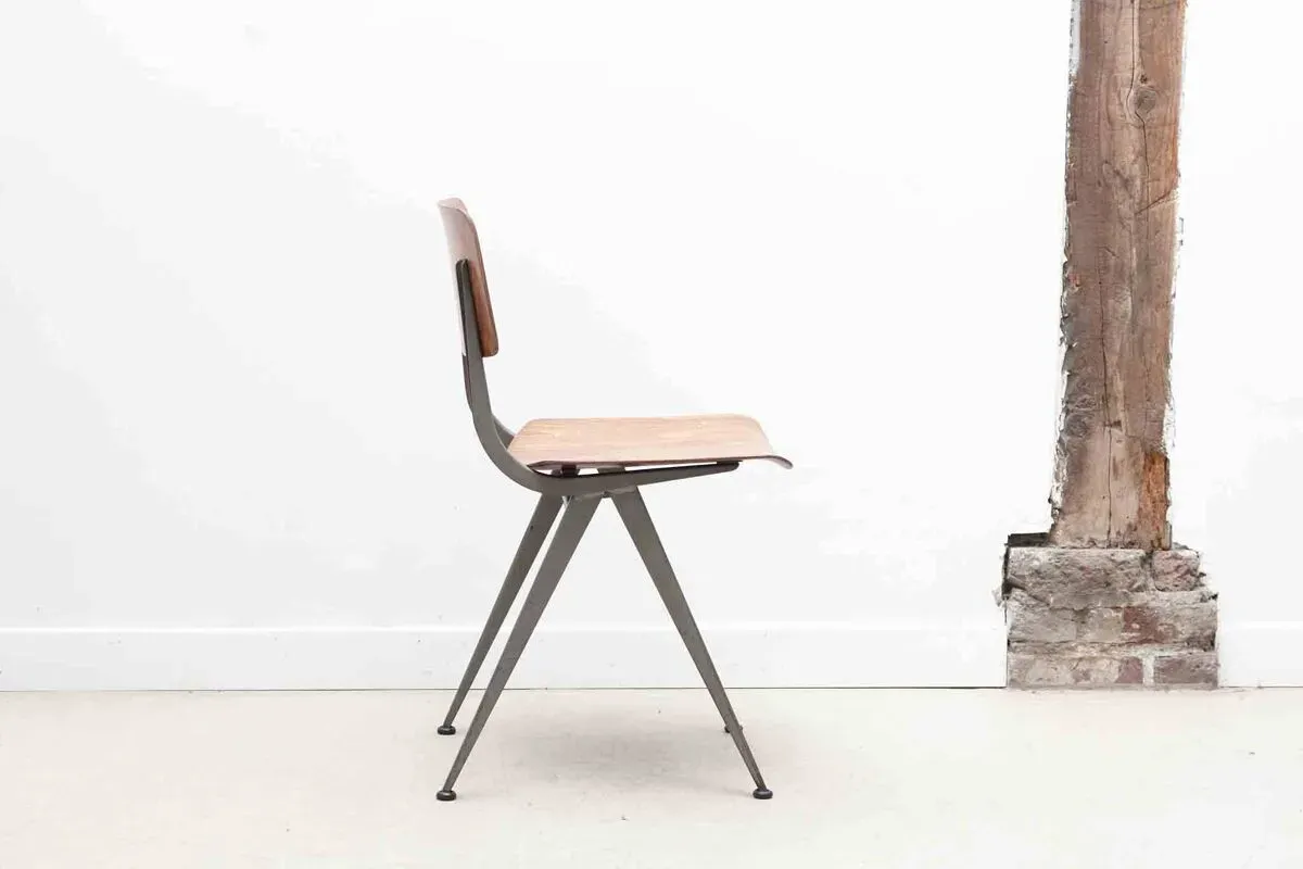 Illustration numéro 2 du produit Chaise style Friso Kramer chêne et gris