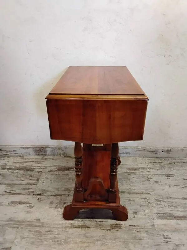 Illustration numéro 2 du produit Petite table à rabats en bois