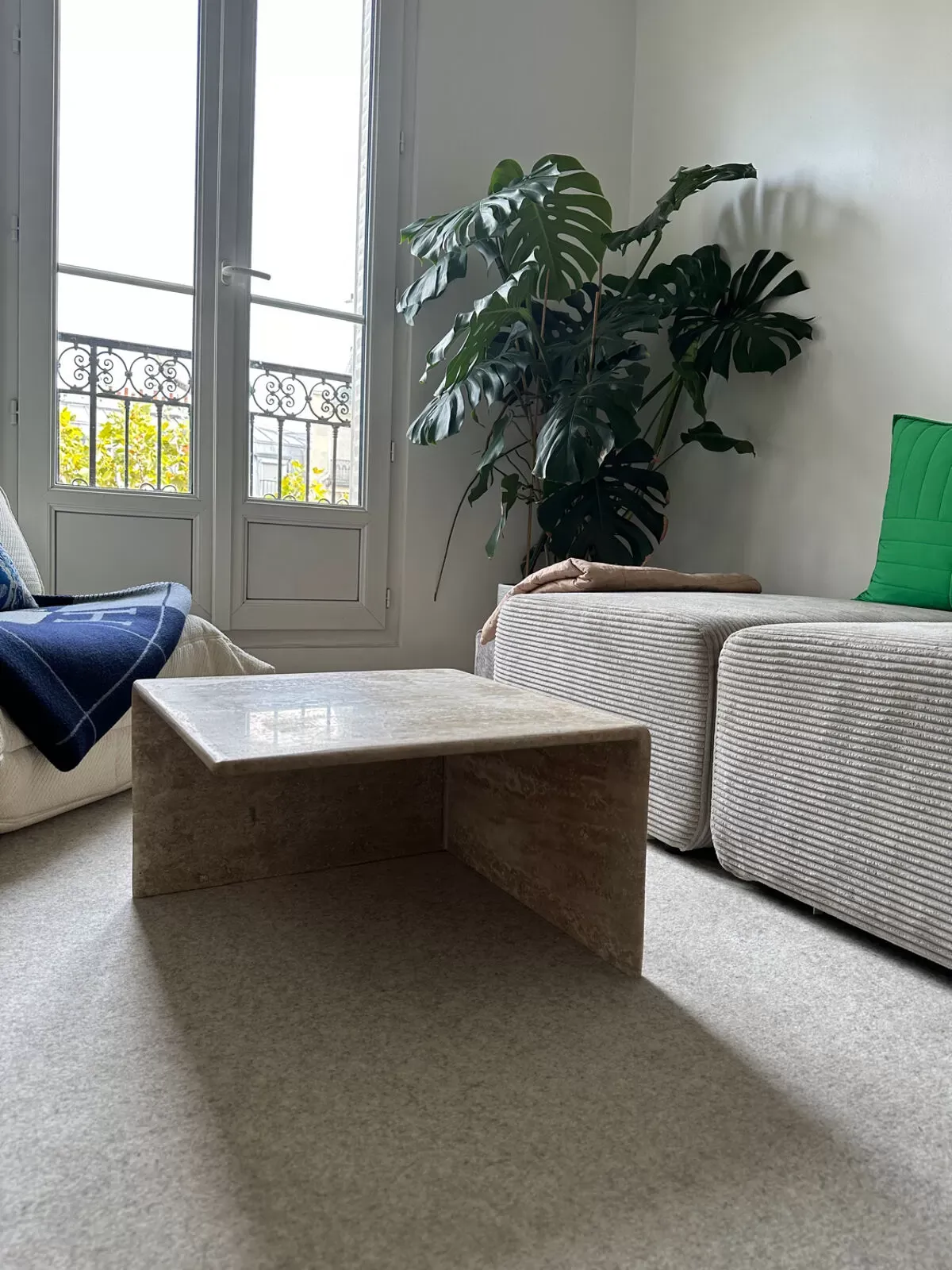 Illustration numéro 2 du produit Table basse en travertin