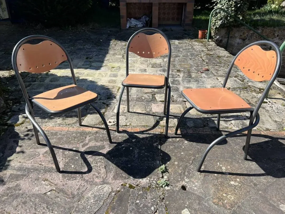 Illustration numéro 2 du produit Lot de 3 chaises vintage en métal et bois – Design industriel