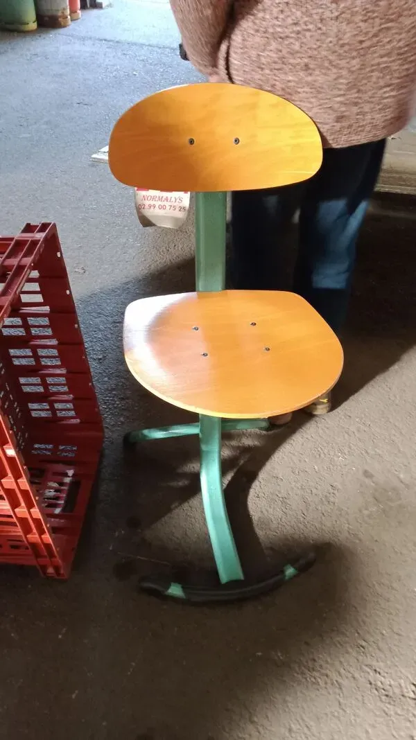 Illustration numéro 2 du produit Chaise d'écolier
