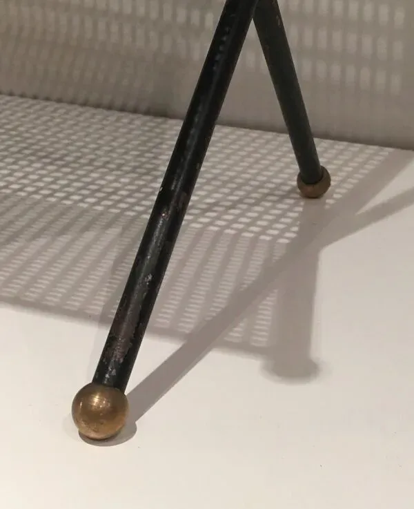 Illustration numéro 2 du produit Porte-revues design en métal laqué noir, tôle perforée et laiton