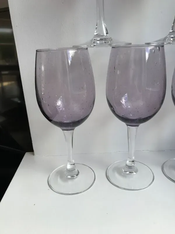 Illustration numéro 2 du produit Lot de 5 verres à vin en verre bullé violet années 70