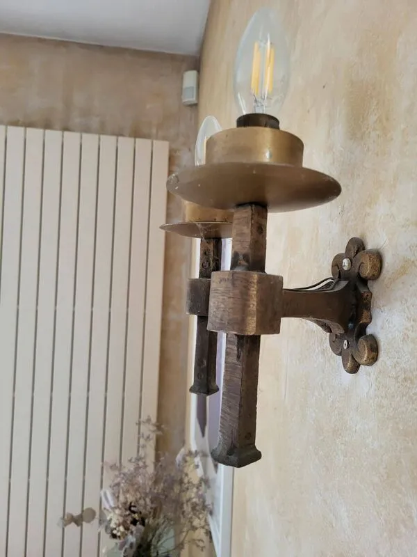 Illustration numéro 2 du produit Rare ensemble de 7 appliques en Bronze Massif Martelé - Style Raymond Subes