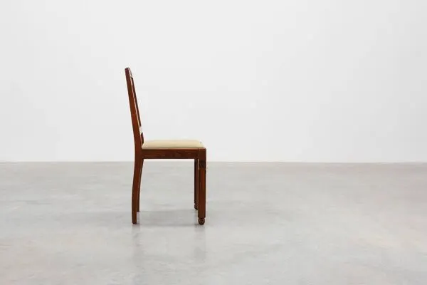 Illustration numéro 2 du produit Chaise latérale en chêne de style École d'Amsterdam avec des sculptures géométriques, Les Pays-Bas