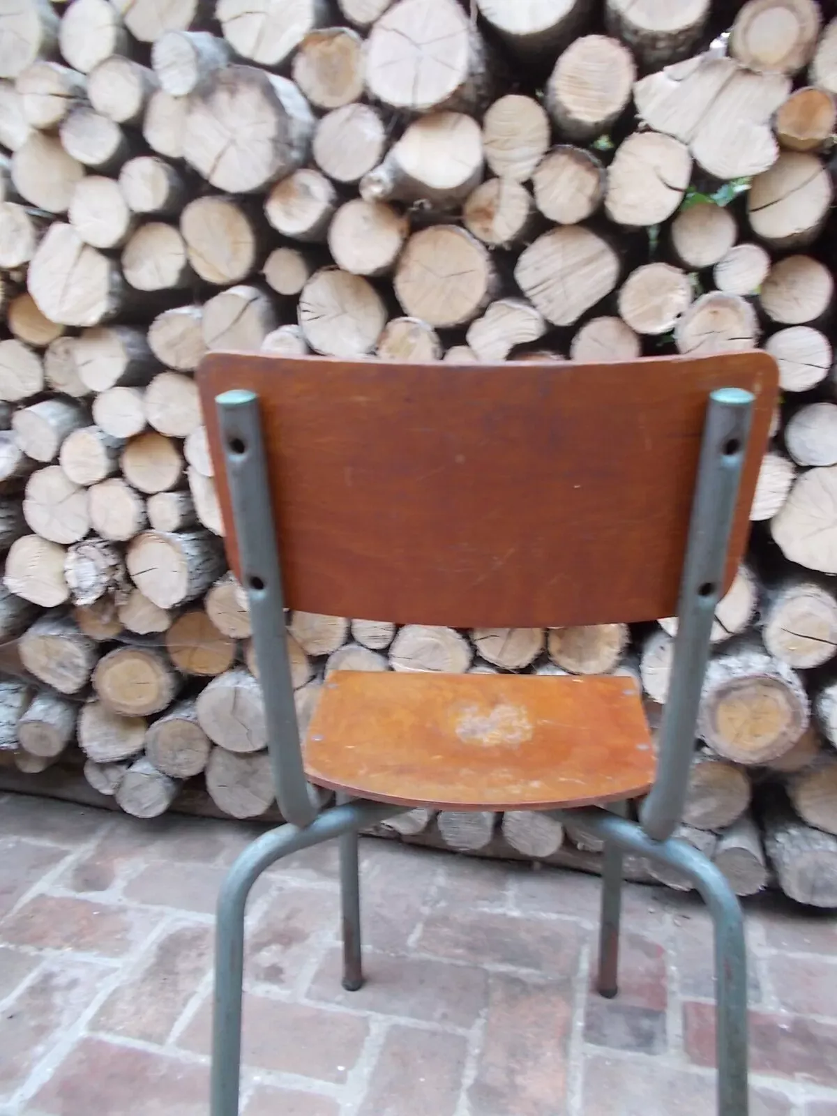 Illustration numéro 2 du produit Chaise d'école