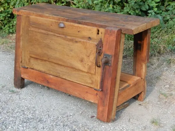Illustration numéro 2 du produit Superbe ancien établi de menuisier restauré en chêne - Meuble de métier
