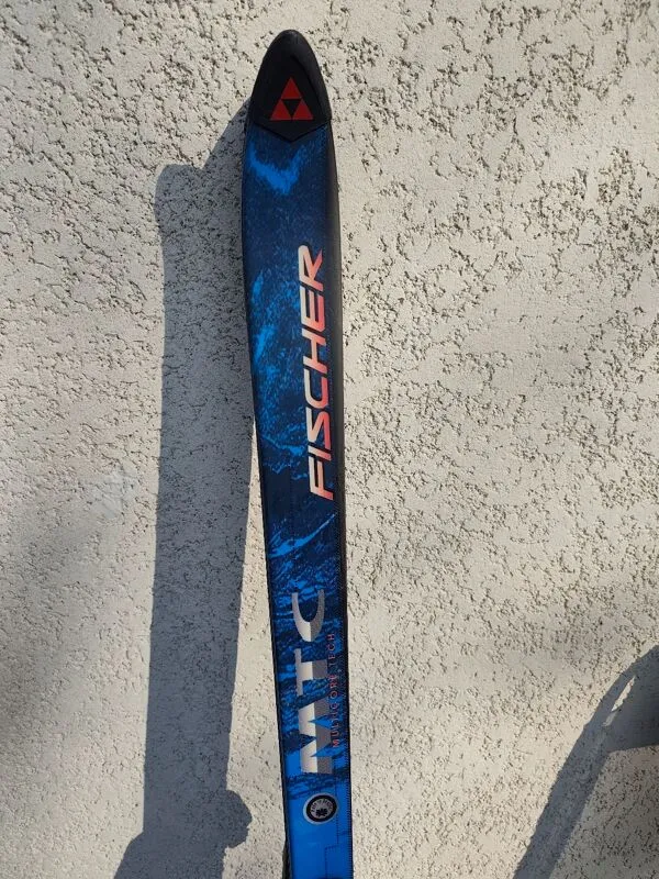 Illustration numéro 2 du produit 3 paires de skis vintage Rossignol Strato, ST 650 & Fischer