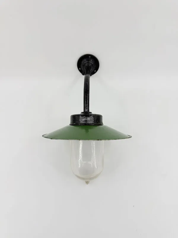 Illustration numéro 2 du produit Lampe de cour