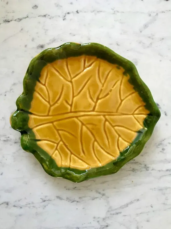 Illustration numéro 2 du produit Vide-poche feuille en barbotine jaune et vert années 60-70