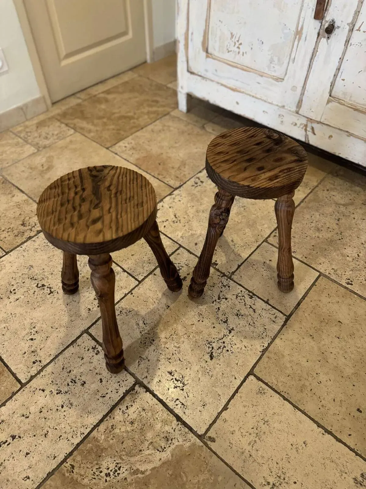 Illustration numéro 2 du produit Duo tabourets tripodes