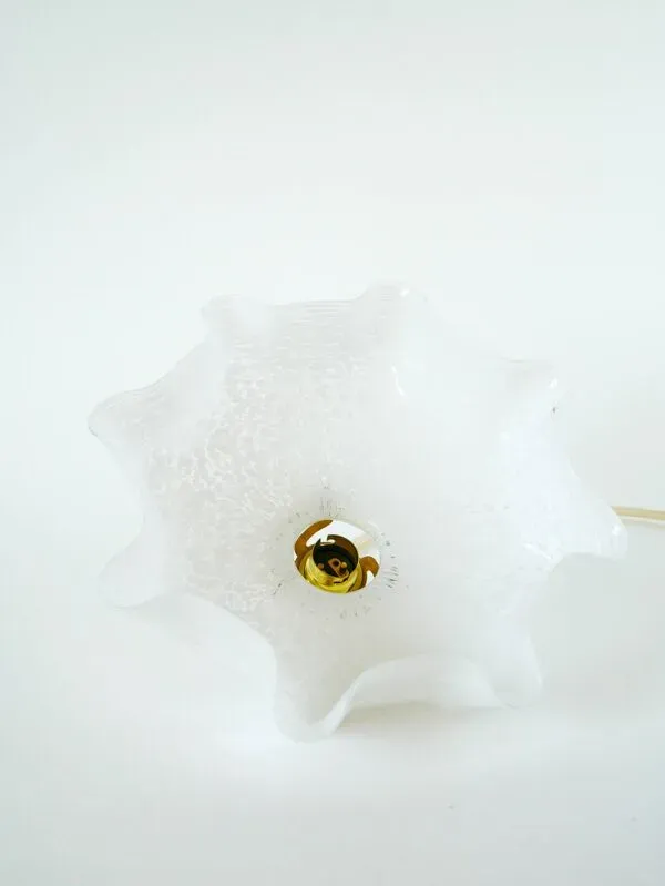 Illustration numéro 2 du produit Suspension en verre de Clichy dentelé blanc, 1930