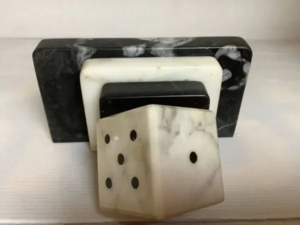 Illustration numéro 2 du produit Un serre livre dés à jouer en marbre