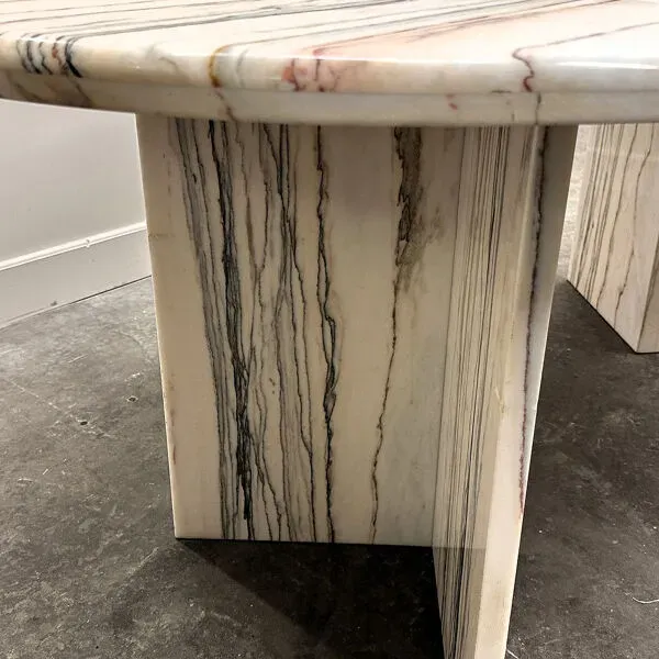 Illustration numéro 2 du produit Grande table de salle à manger ovale en marbre Arabescato Rosso italien – années 1970, sculpture sur pierre