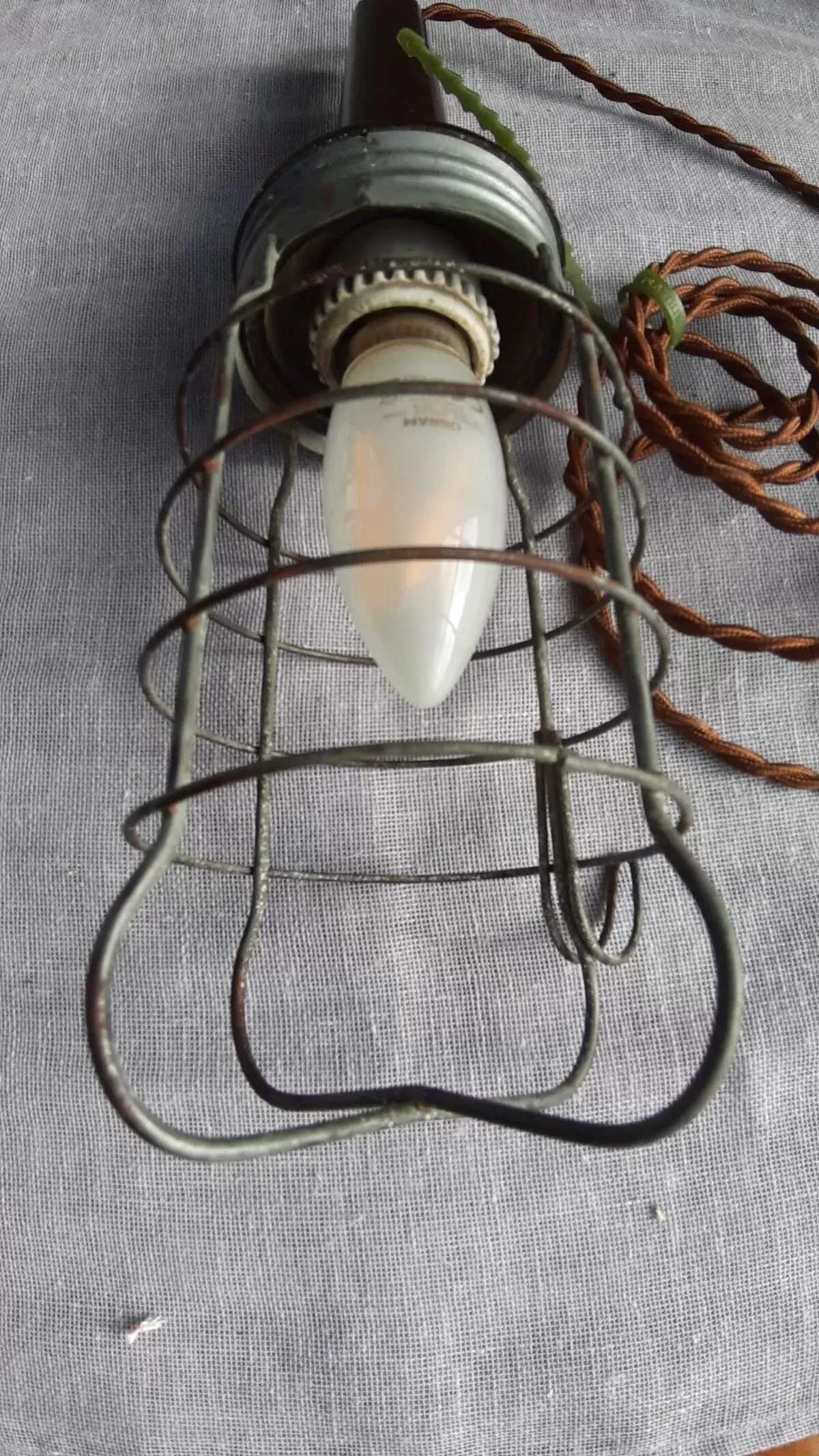 Illustration numéro 2 du produit Lampe baladeuse vintage