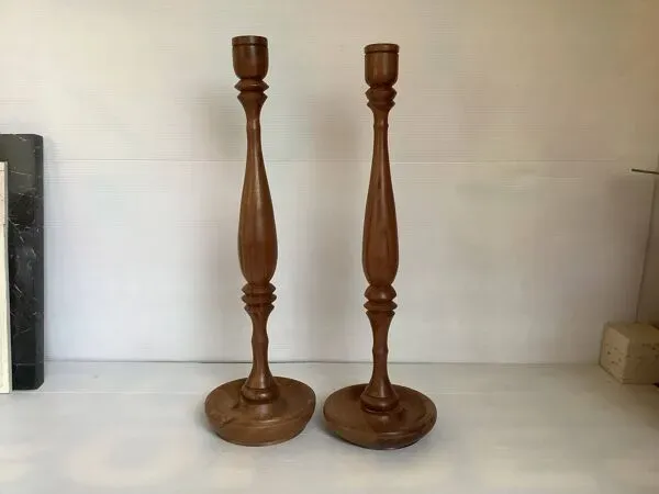 Illustration numéro 2 du produit Paire de grands bougeoirs en bois