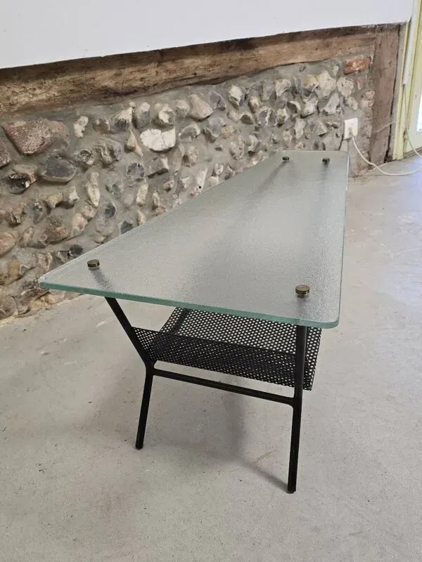 Illustration numéro 2 du produit Table basse en verre et métal laqué noir