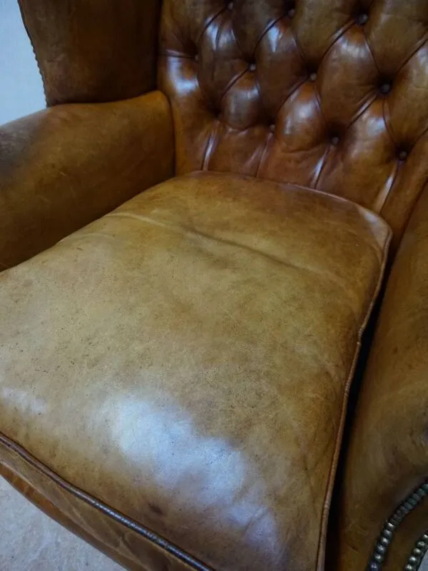 Illustration numéro 2 du produit Fauteuil Chesterfield en cuir cognac vintage, style wingback, Angleterre années 1940.