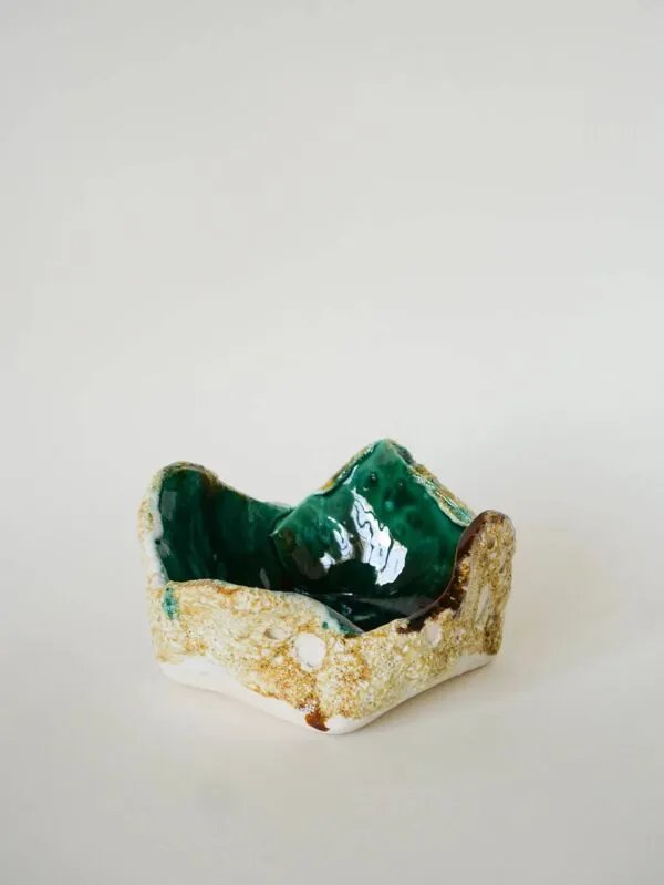 Illustration numéro 2 du produit Vide-poche en Fat Lava, encolure fleur, jaune et vert, 1970 - 15 x 7 cm