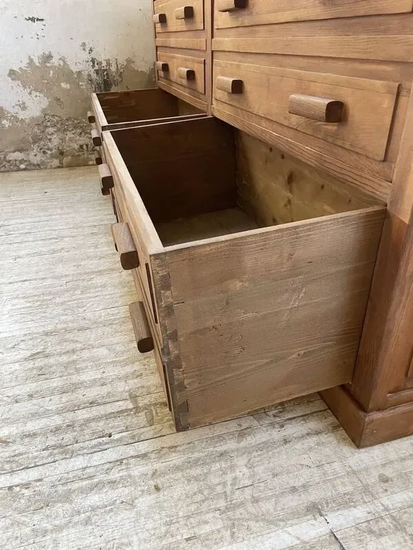 Illustration numéro 2 du produit Meuble de mercerie en pitchpin années 50