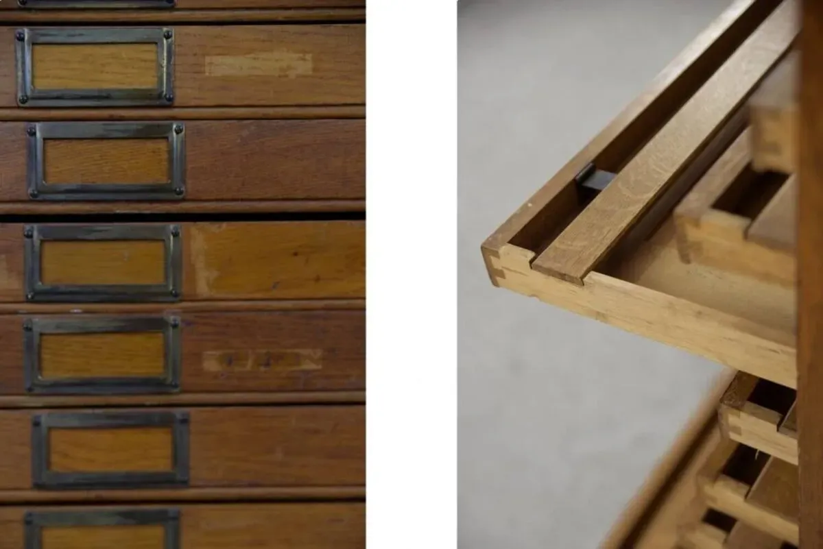 Illustration numéro 2 du produit Grand classeur industriel vintage en chêne avec plusieurs tiroirs, années 1930