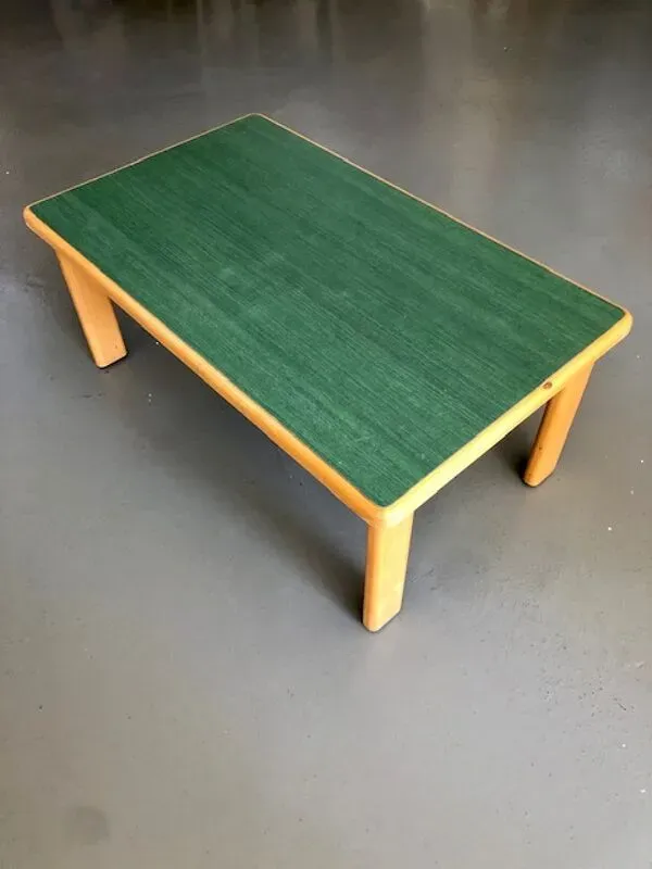 Illustration numéro 2 du produit Table basse rectangulaire en bois et mélaminé vert foncé