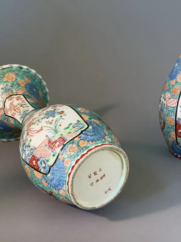 Illustration numéro 2 du produit Paire de vases japonais émaillés – Kutani, Japon, fin XIXᵉ-début XXème