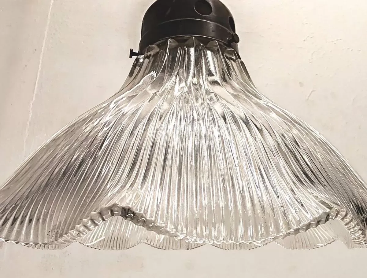 Illustration numéro 2 du produit Grande lampe en verre industriel holophane année 20